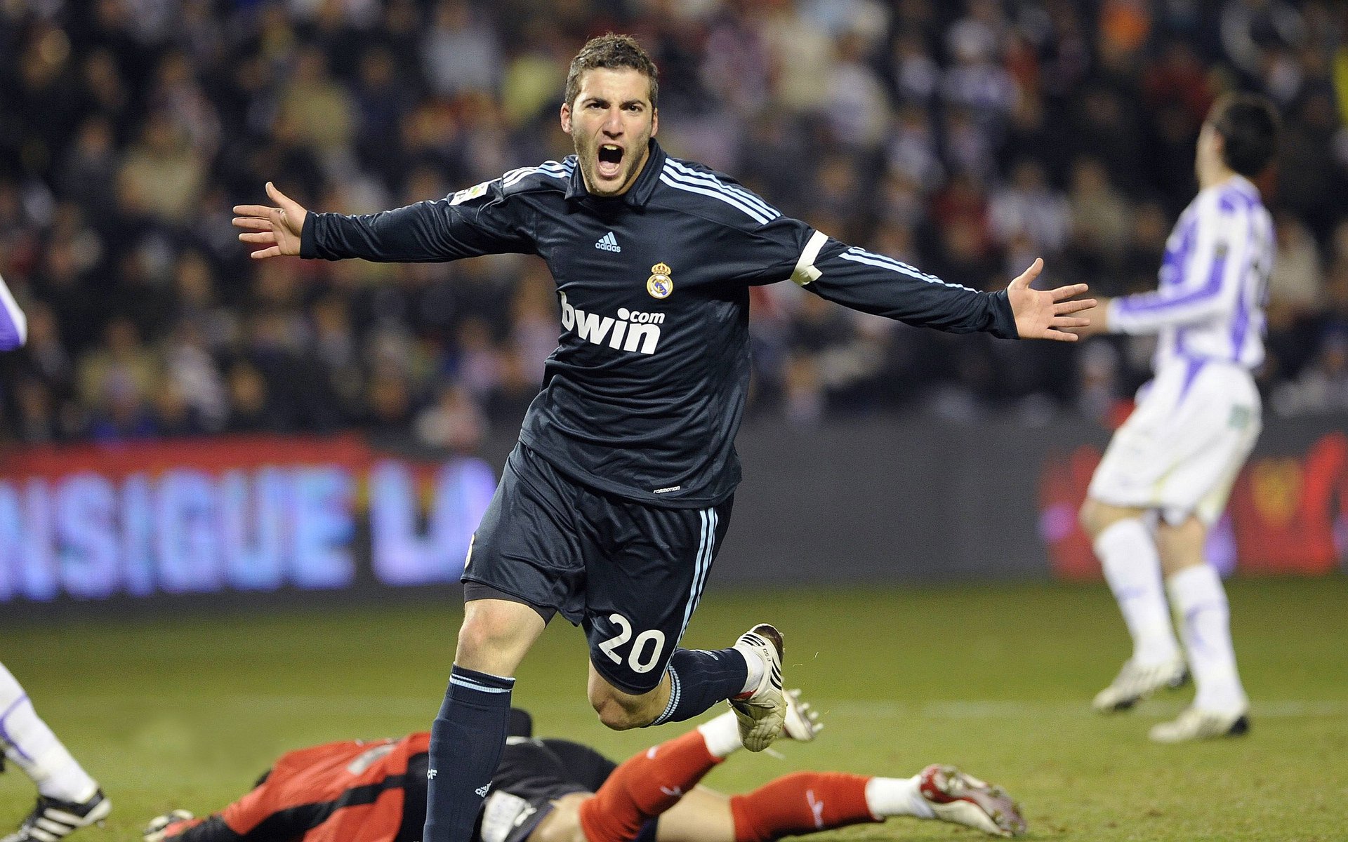 “东安湖体育公园迎来跑酷明星，挑战全新极限”